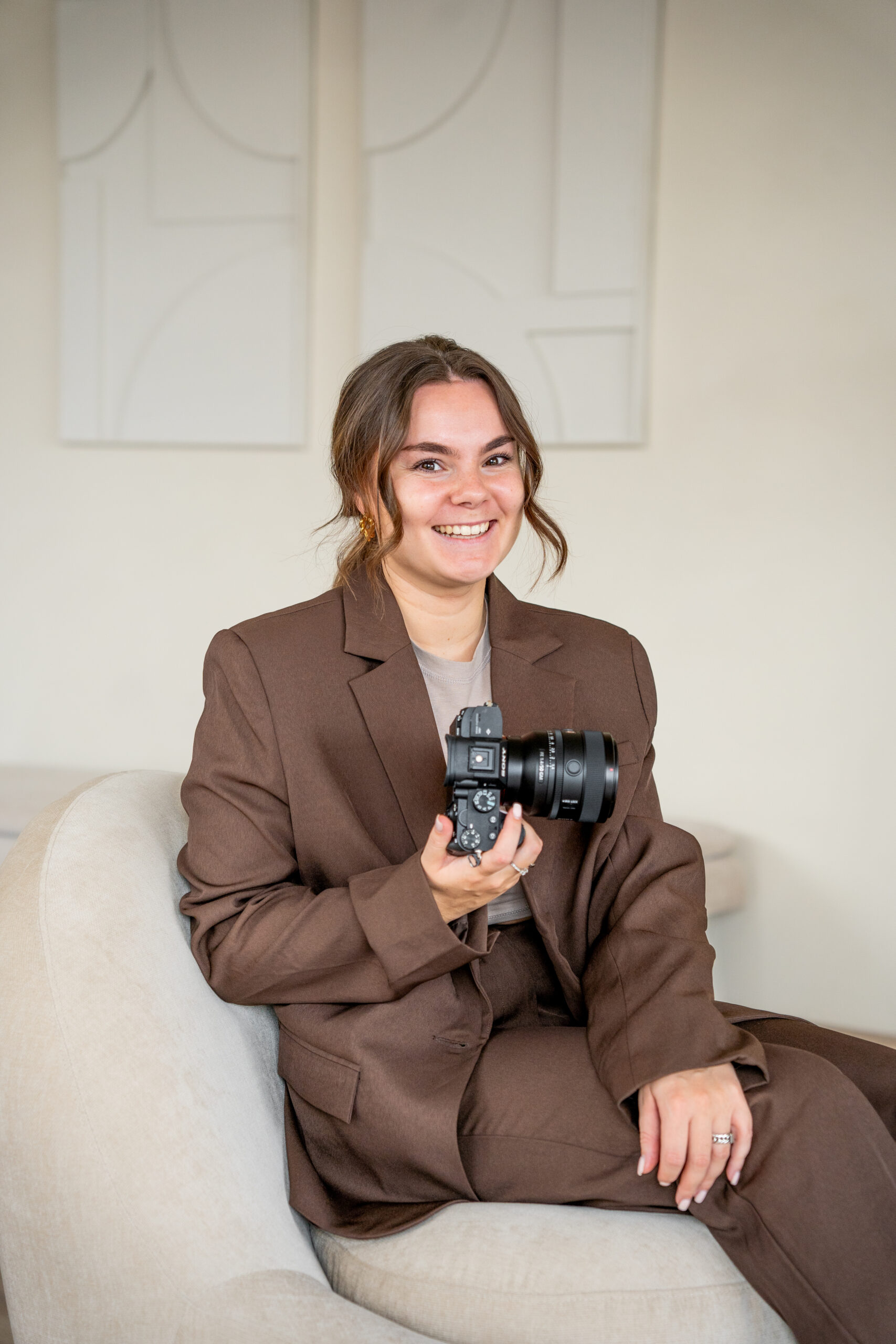 Portret van een vrouw in een bruine blazer