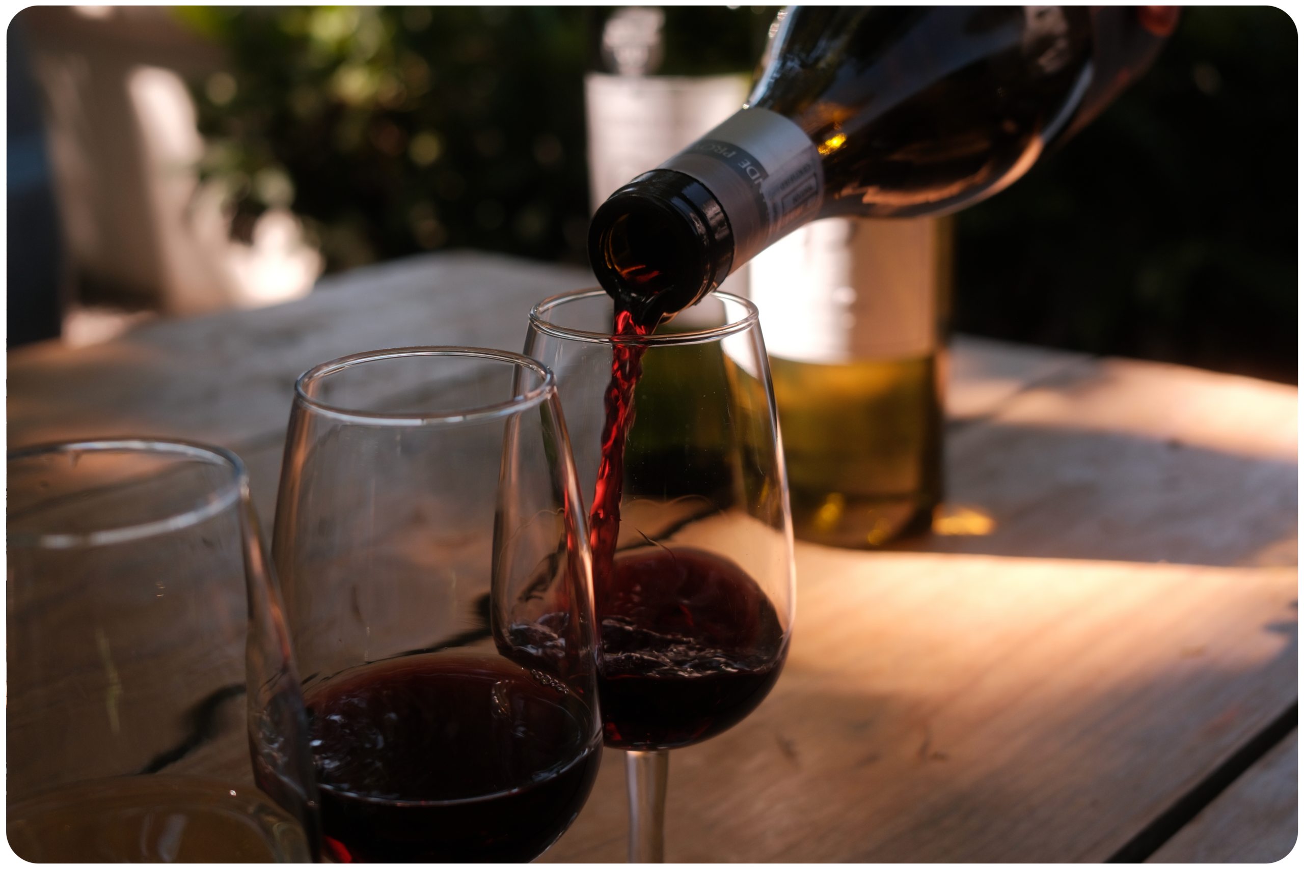 Wijn wordt ingeschonken tijdens een wijnproeverij in Franschhoek