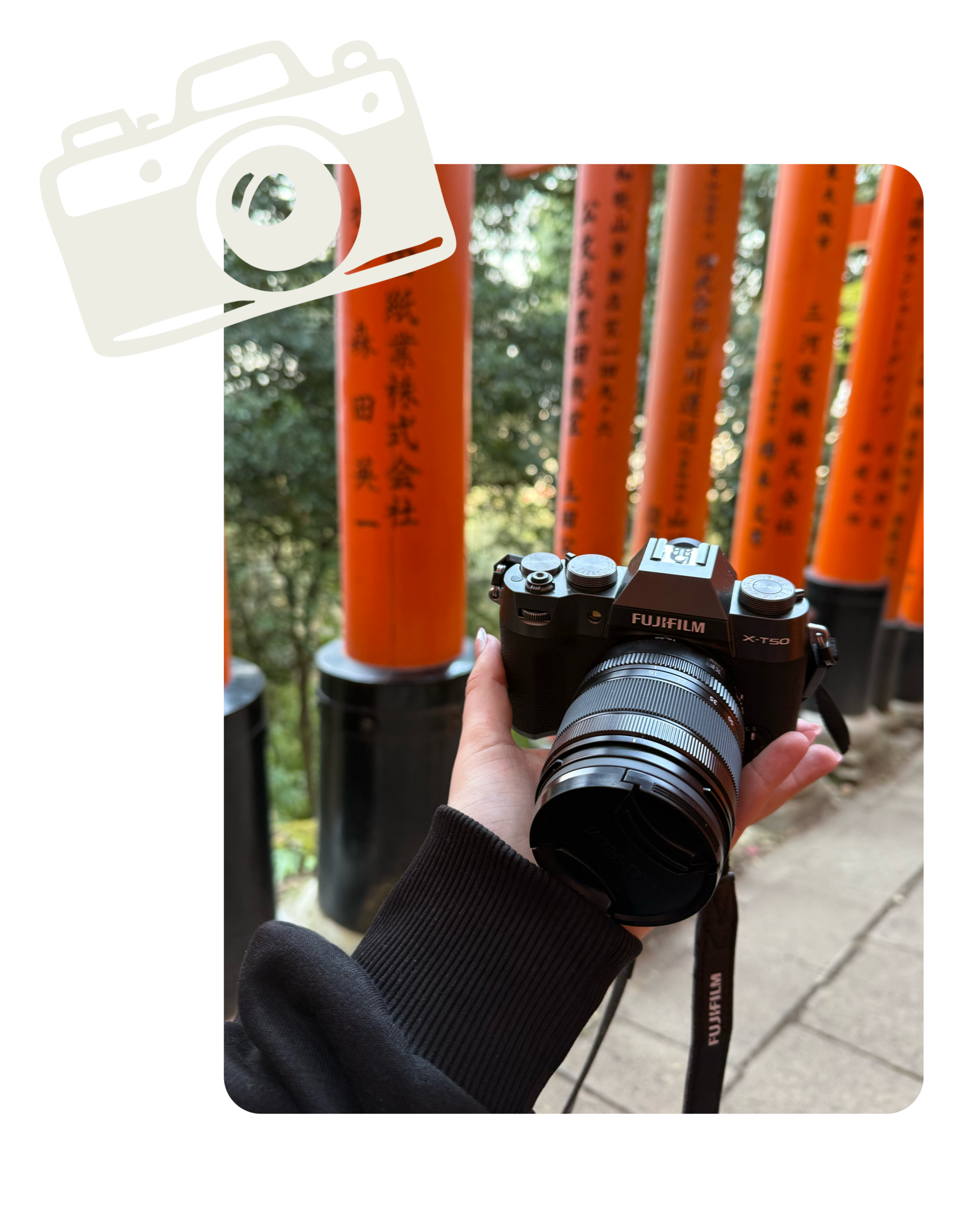 Camera voor rode torii-poorten in Japan