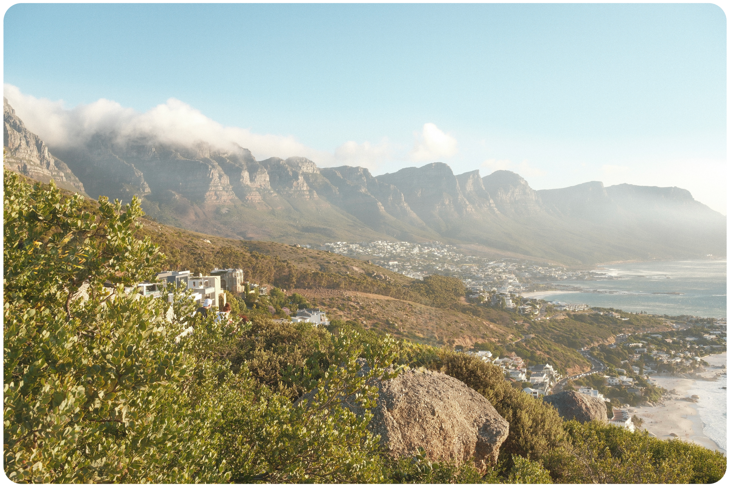 Uitzicht op de kust van Camps Bay en de bergen bij Kaapstad