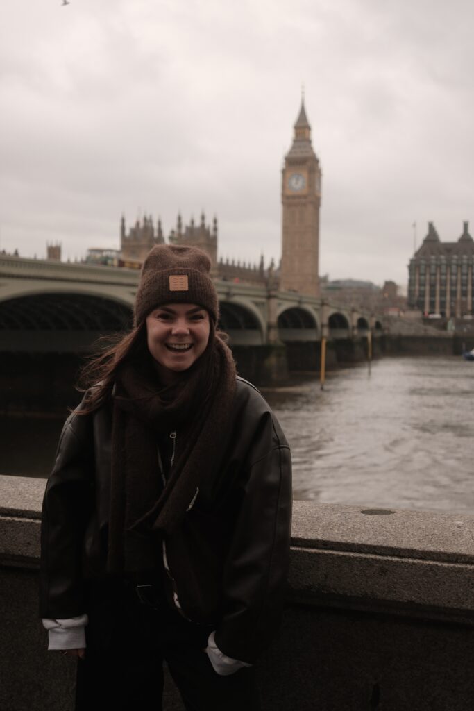 Bezoeker met Big Ben en Westminster Bridge op de achtergrond