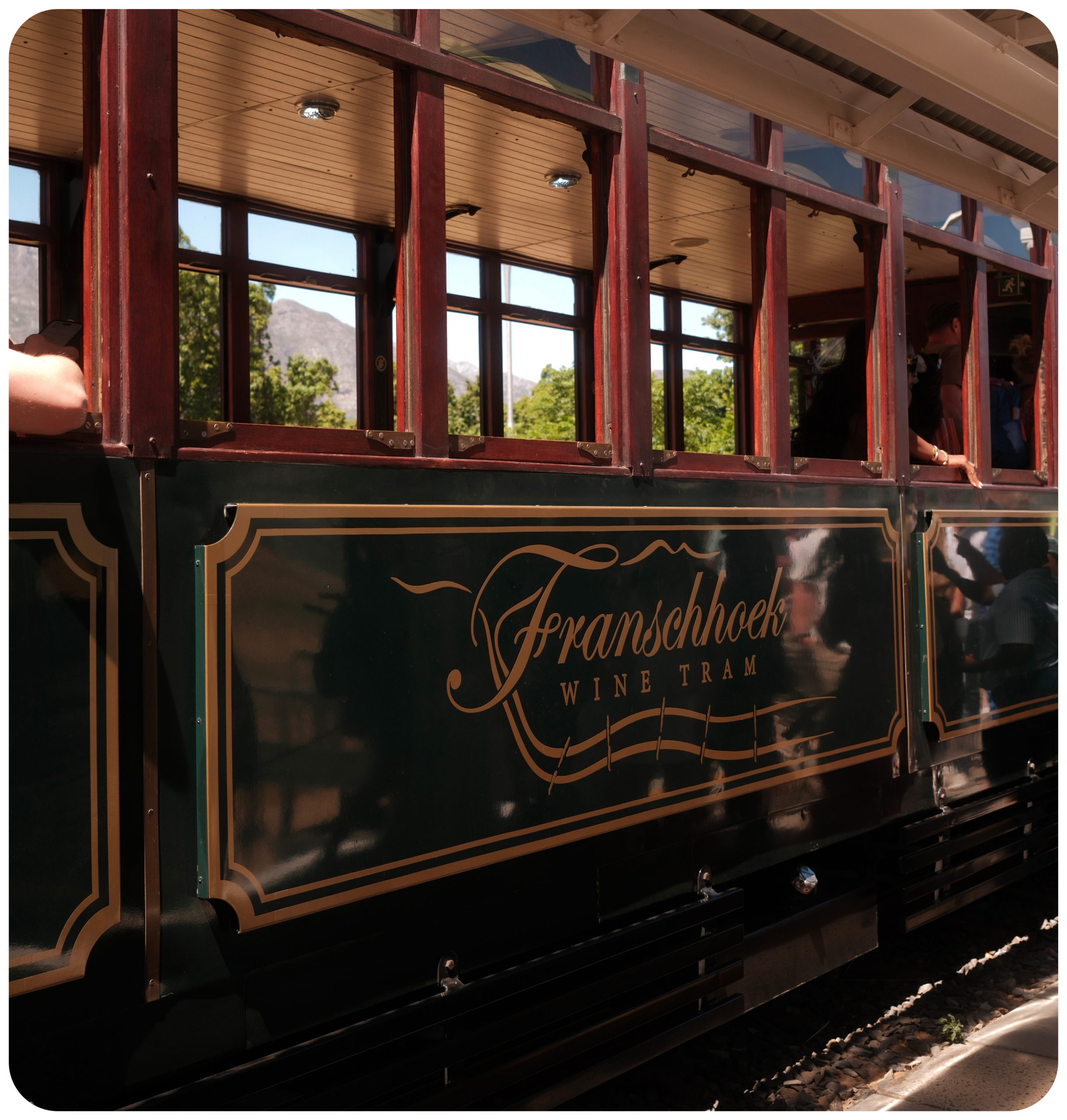 Wijntrein langs een perron in Franschhoek