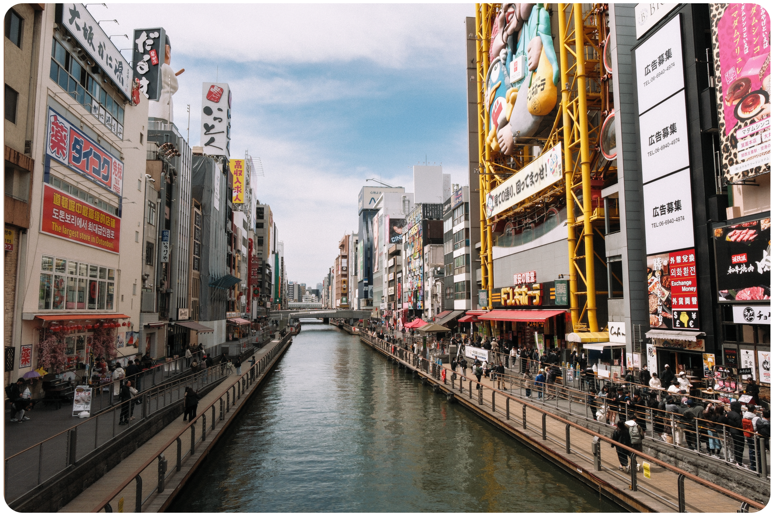 Tips voor Osaka home Dotonbori in Osaka met reclameborden langs het kanaal