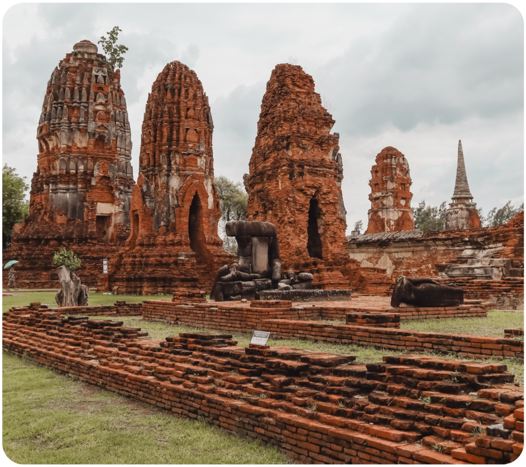 Historische bakstenen tempelruïnes in Ayutthaya in Thailand