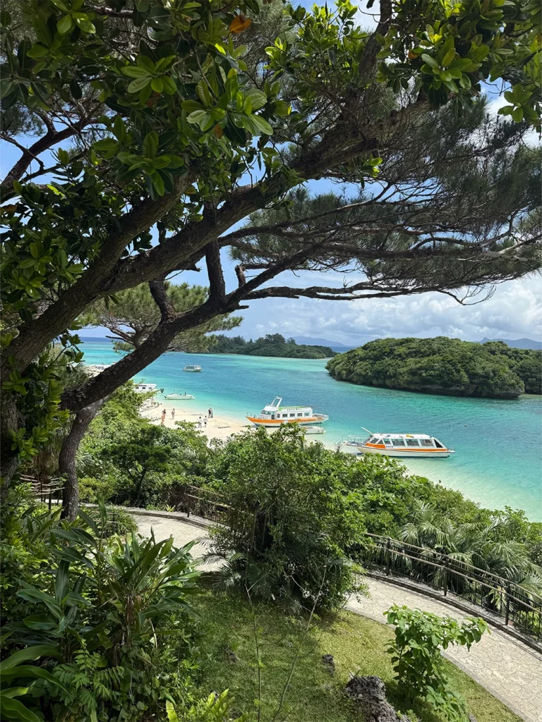 Tropisch uitzicht op Kabira Bay in Ishigaki met turquoise water, witte stranden en boten tussen groene eilandjes in Okinawa, Japan