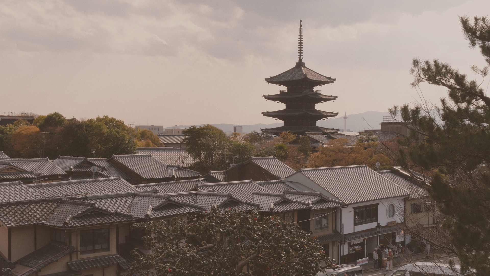 Traditionele Japanse huizen en een pagode in Kyoto