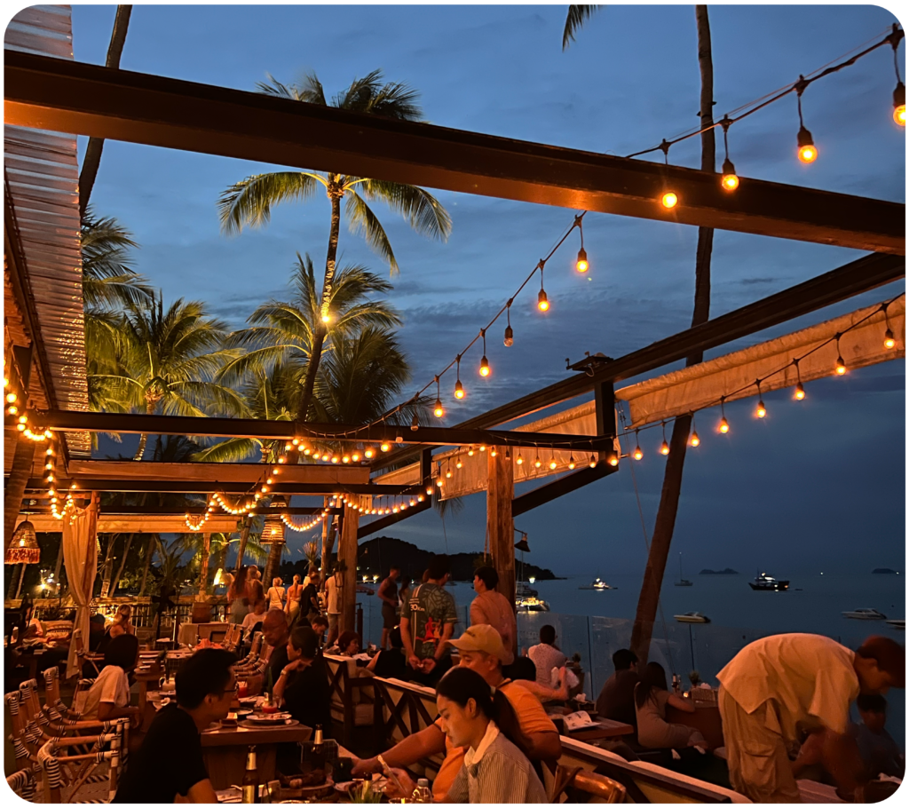 Terras aan zee met lichtslingers bij zonsondergang op Koh Samui
