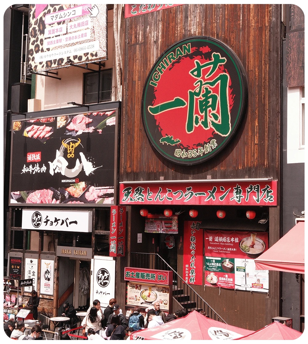 Gevel van Ichiran Ramen restaurant in Dotonbori, Osaka, bekend om de populaire tonkotsu ramen in Japan