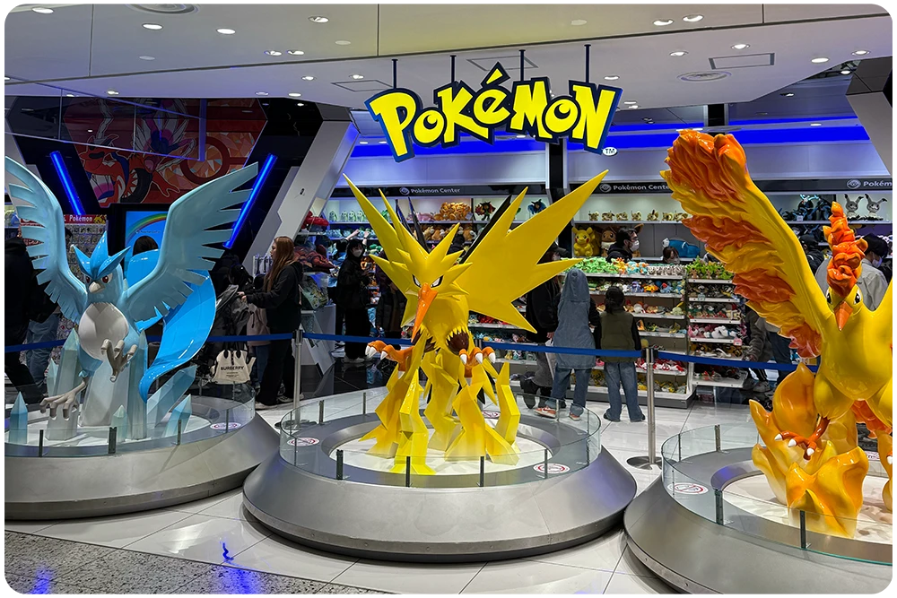 Pokémon Center in Tokyo met grote beelden van Articuno, Zapdos en Moltres en officiële Pokémon merchandise in de winkel