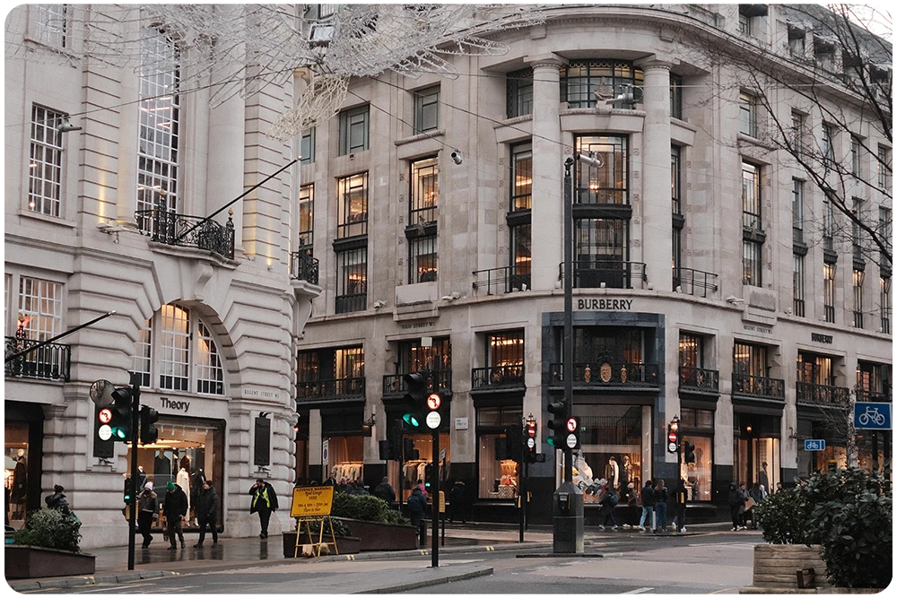 Luxe winkels en klassieke architectuur aan Regent Street in Londen met de iconische Burberry flagship store in het centrum van de stad