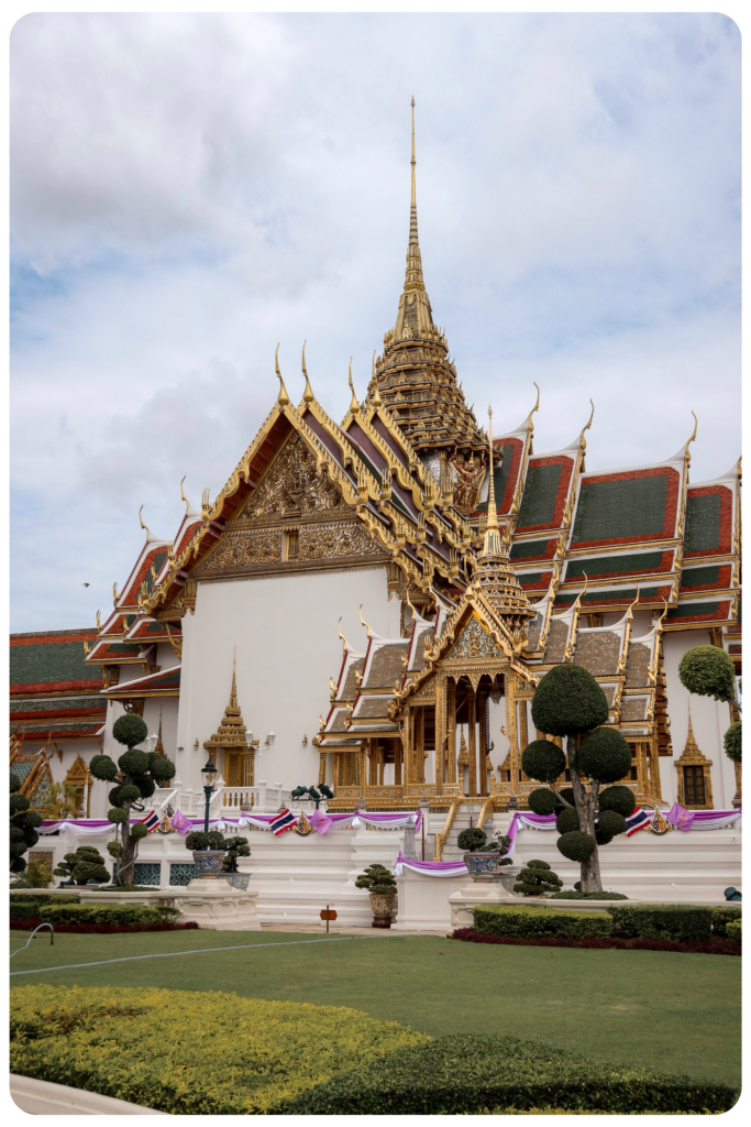 Wit tempelgebouw met gouden dakdetails in Bangkok