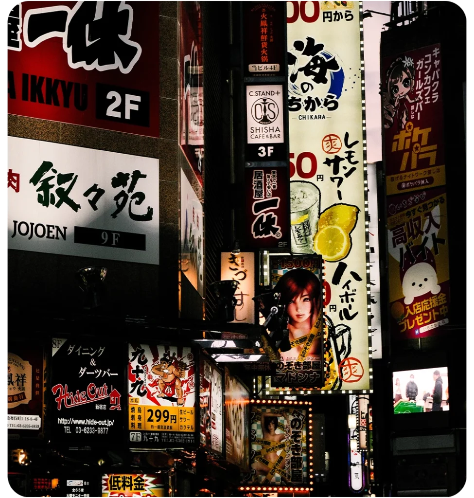 Neonreclames en levendige straatbeelden in de wijk Shinjuku in Tokyo, Japan
