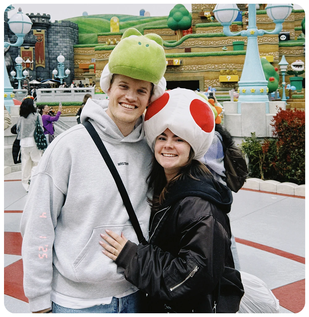Koppel met Yoshi- en Toad-hoeden in Super Nintendo World bij Universal Studios Japan in Osaka