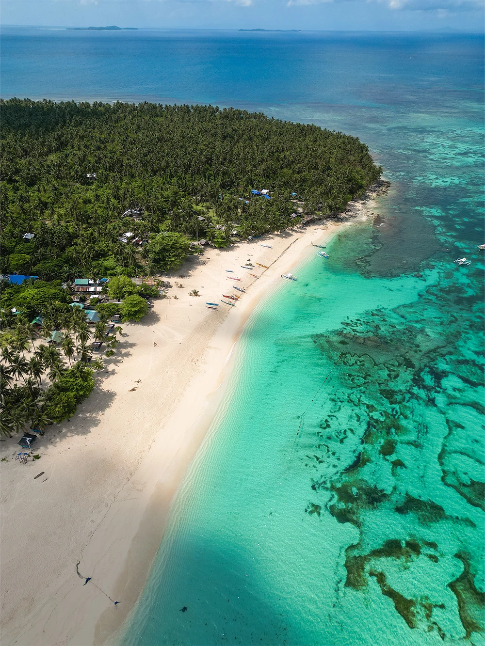 Luchtfoto bij Daku Island, Siargao met blauwe zee
