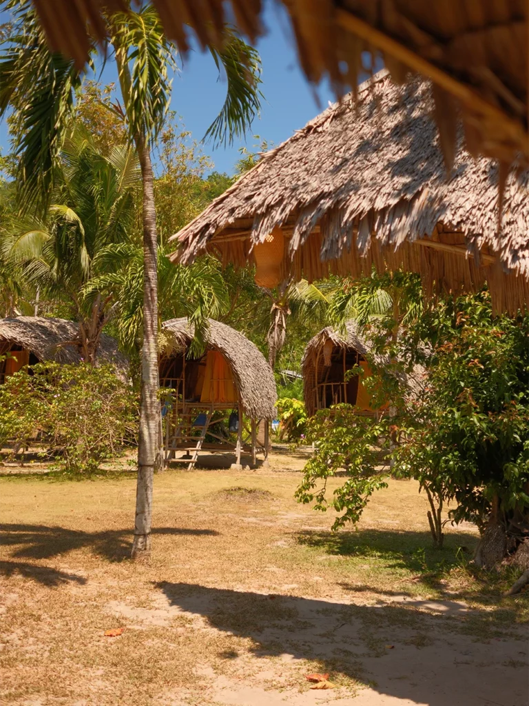 Traditionele hutjes en tropisch eiland tijdens de TAO Philippines expeditie tussen El Nido en Coron op Palawan, Filipijnen