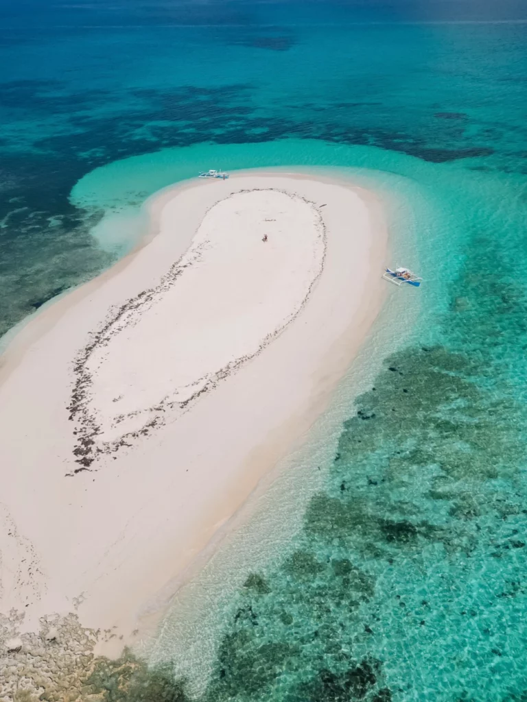 Luchtfoto van een witte zandbank in helder turquoise zeewater in de Filipijnen