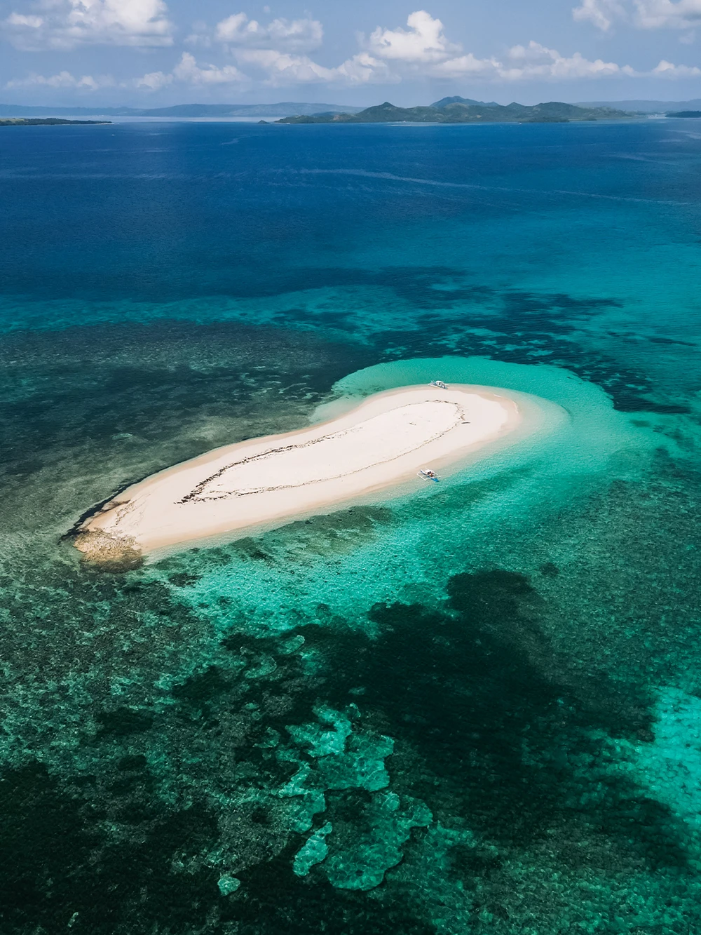 Dronefoto van Naked Island bij Siargao met wit zandstrand en helder turquoise water in de Filipijnen
