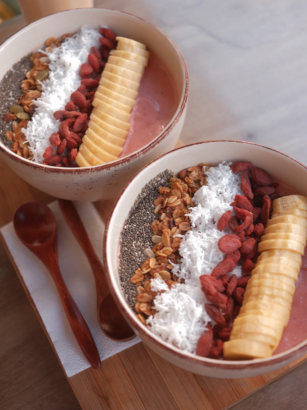 Twee smoothie bowls met banaan, gojibessen, chiazaad, granola en kokos bij Taste in El Nido, Filipijnen