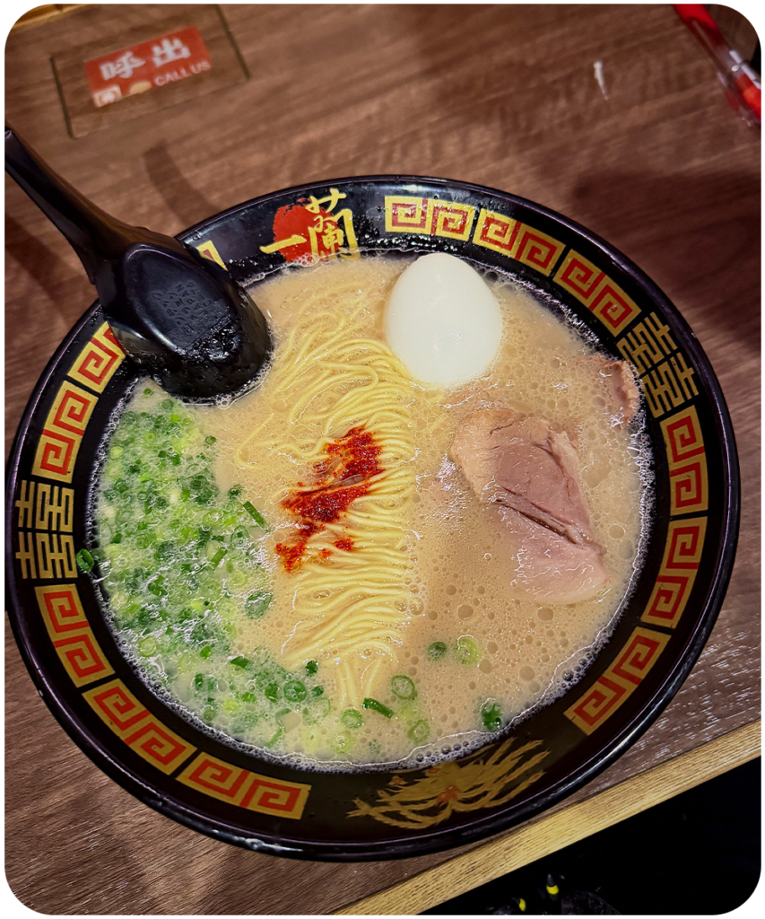 Tonkotsu ramen bij Ichiran in Japan met een zachtgekookt ei, chashu varkensvlees, bieslook en chilipoeder in een romige bouillon