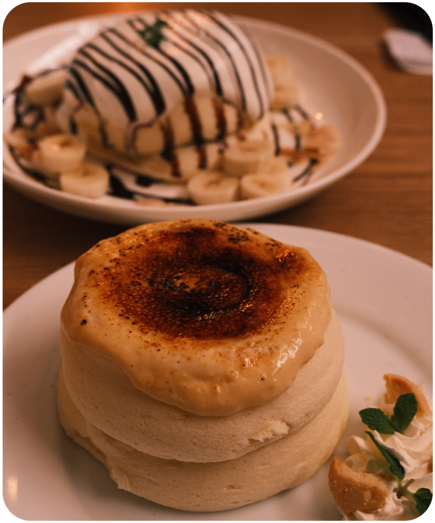 Luchtige Japanse pannenkoeken met een gekaramelliseerde bovenkant in Osaka