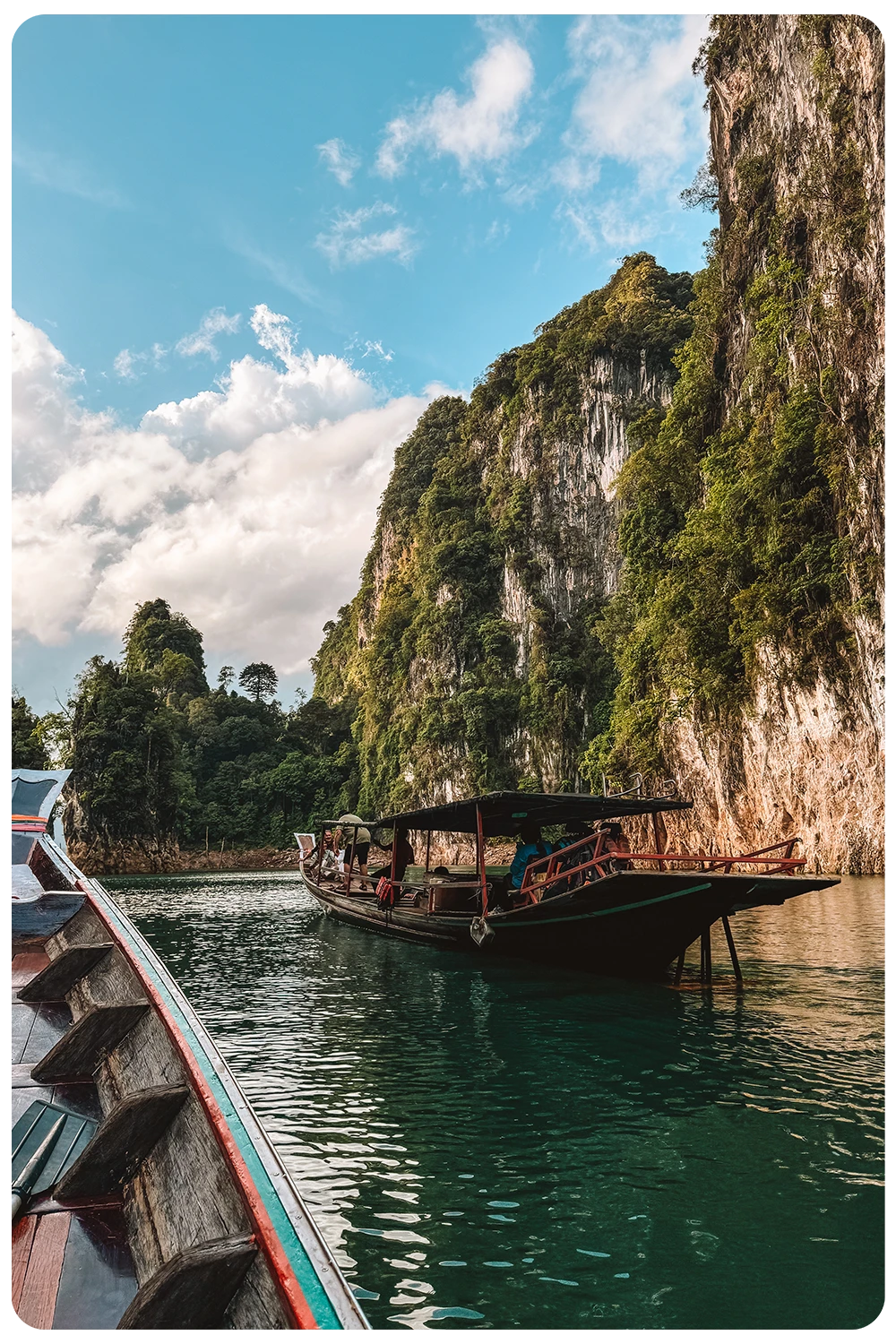 Reisgids Thailand Boten op een meer tussen kalkstenen rotsen in Khao Sok National Park