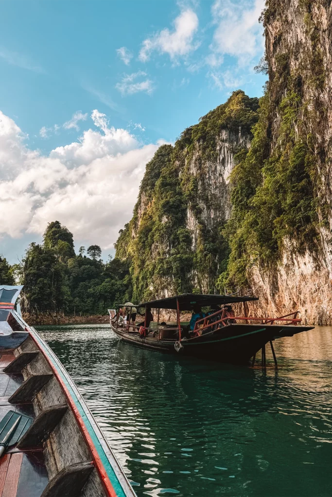 Kalkstenen rotsen boven het water in Khao Sok National Park