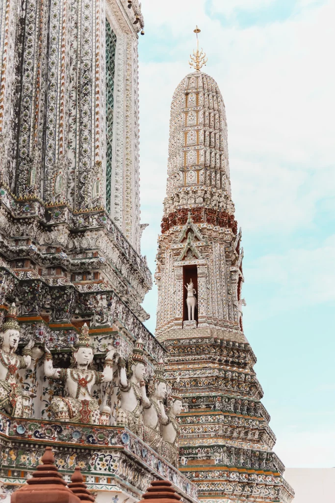 Versierde torens van Wat Arun in Bangkok