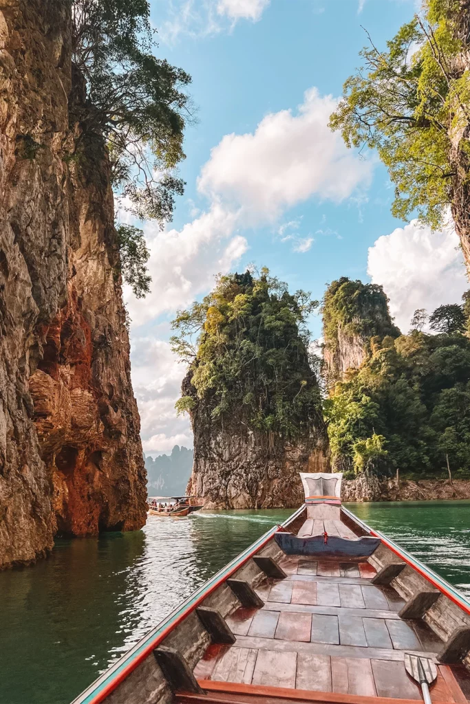 Kalkstenen rotsen en groen landschap in Khao Sok in Thailand