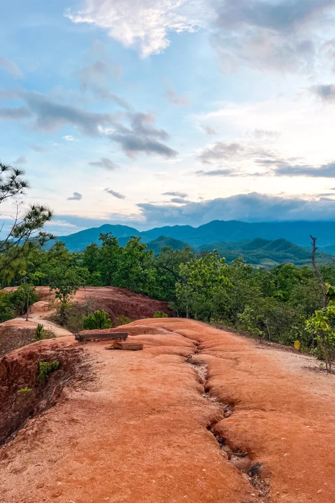 Terras met uitzicht op groene bergen bij Pai in Thailand