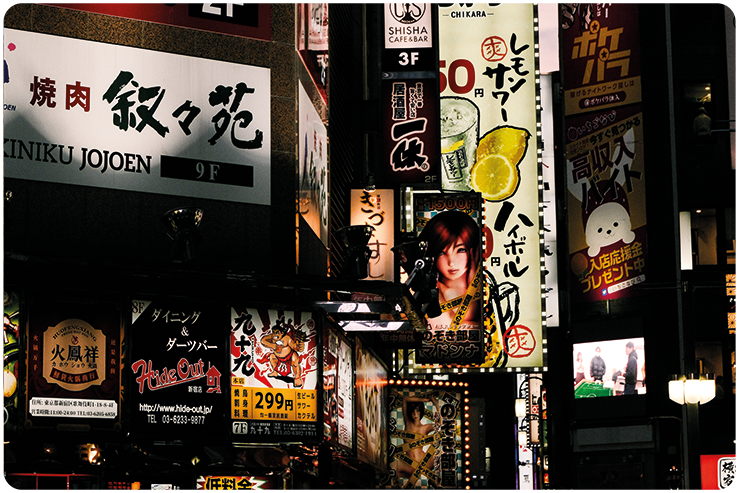Verlichte Japanse uithangborden langs een smalle straat