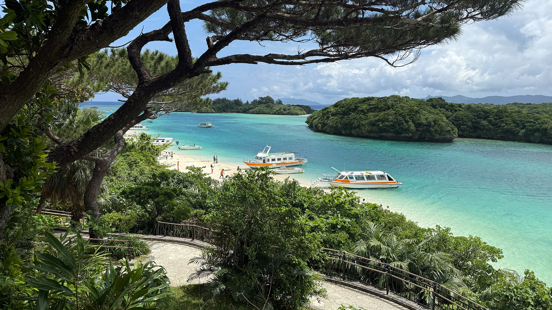 Uitzicht op Kabira Bay met boten en turquoise water op Ishigaki