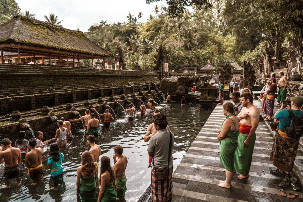Bezoekers in het reinigingsbad van Tirta Empul op Bali