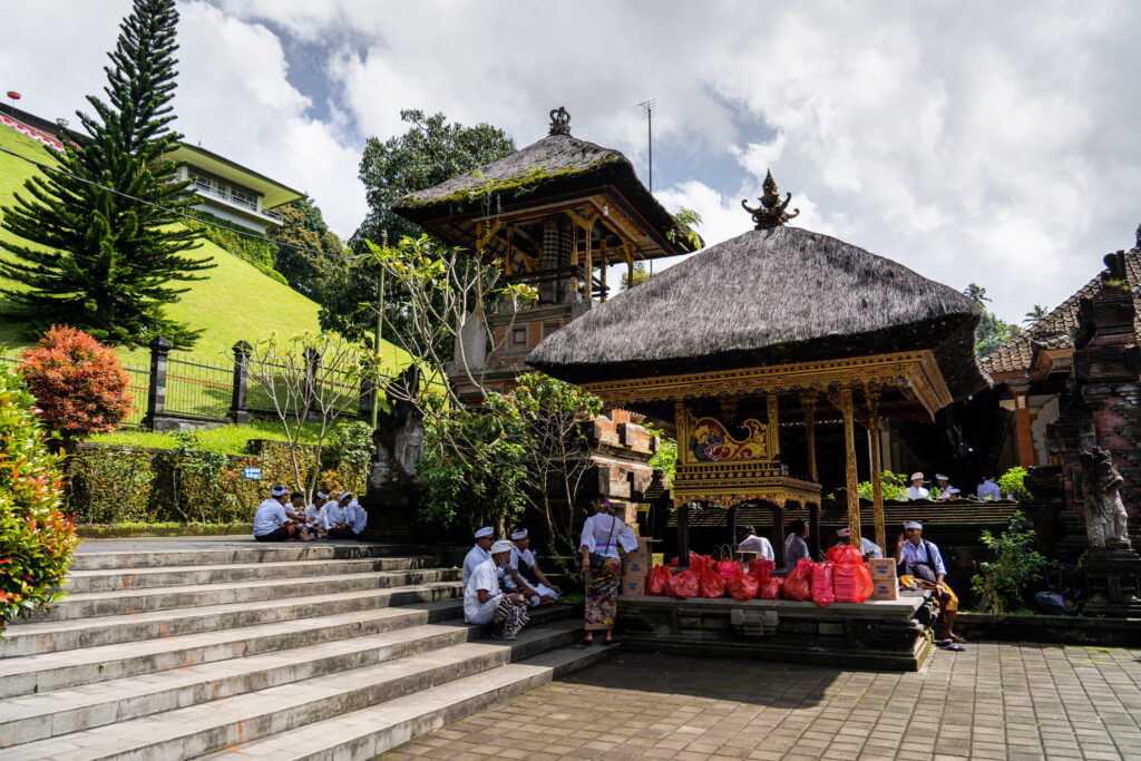 Tempelgebouwen en groene tuin bij Tirta Empul op Bali
