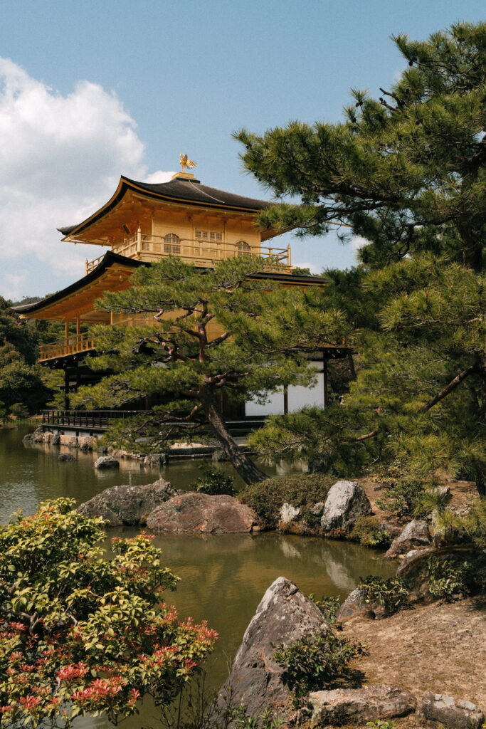Gouden paviljoen Kinkaku-ji aan het water in Kyoto