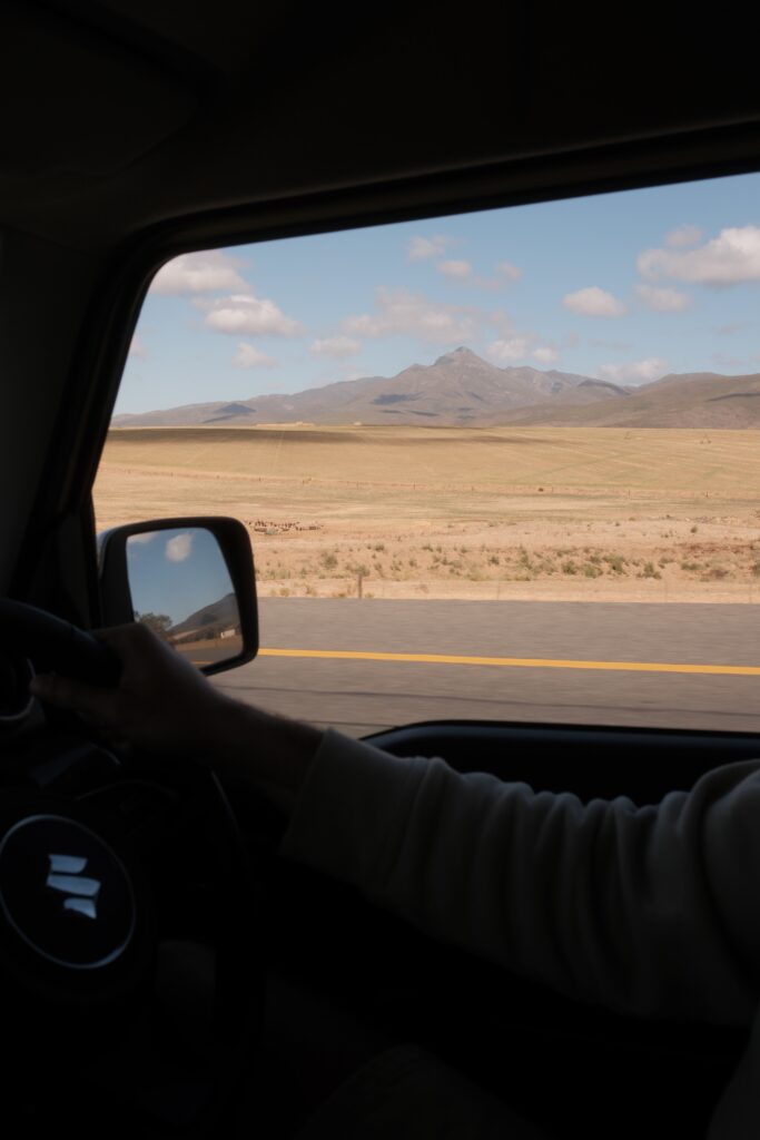 Uitzicht vanuit een auto op een droog berglandschap in Zuid-Afrika