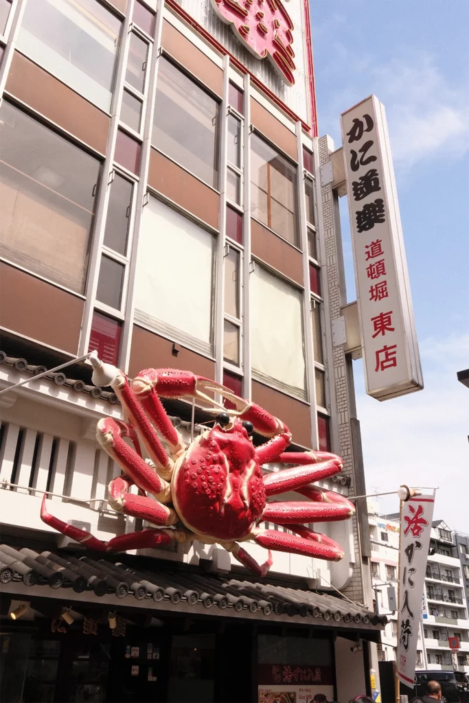 Grote rode krab aan een restaurantgevel in Osaka