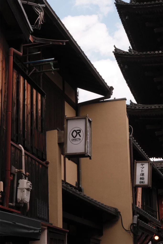 Traditionele houten huizen in een smalle straat in Kyoto