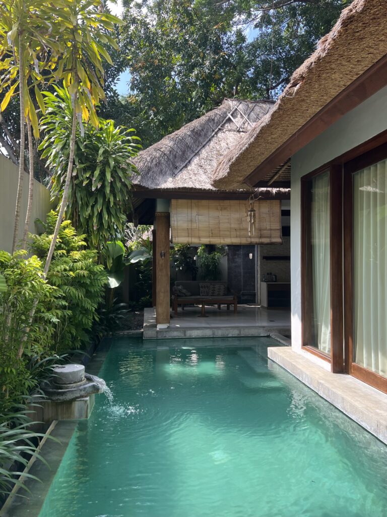 Zwembad en villa tussen tropische planten in Canggu op Bali