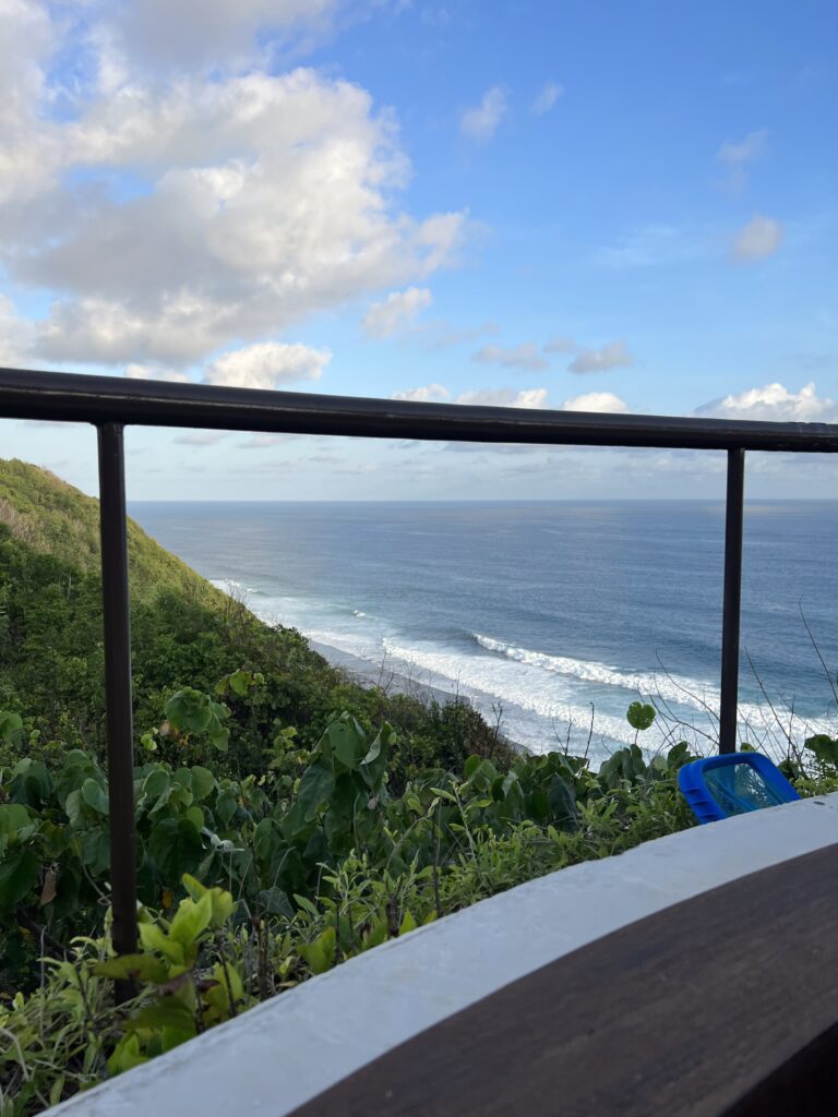 Uitzicht vanaf een terras op de kust en zee bij Uluwatu op Bali