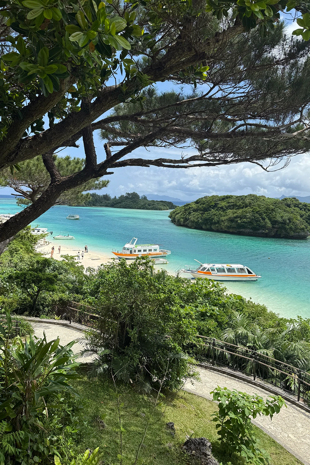 Uitzicht op het turquoise water en boten in Kabira Bay op Ishigaki