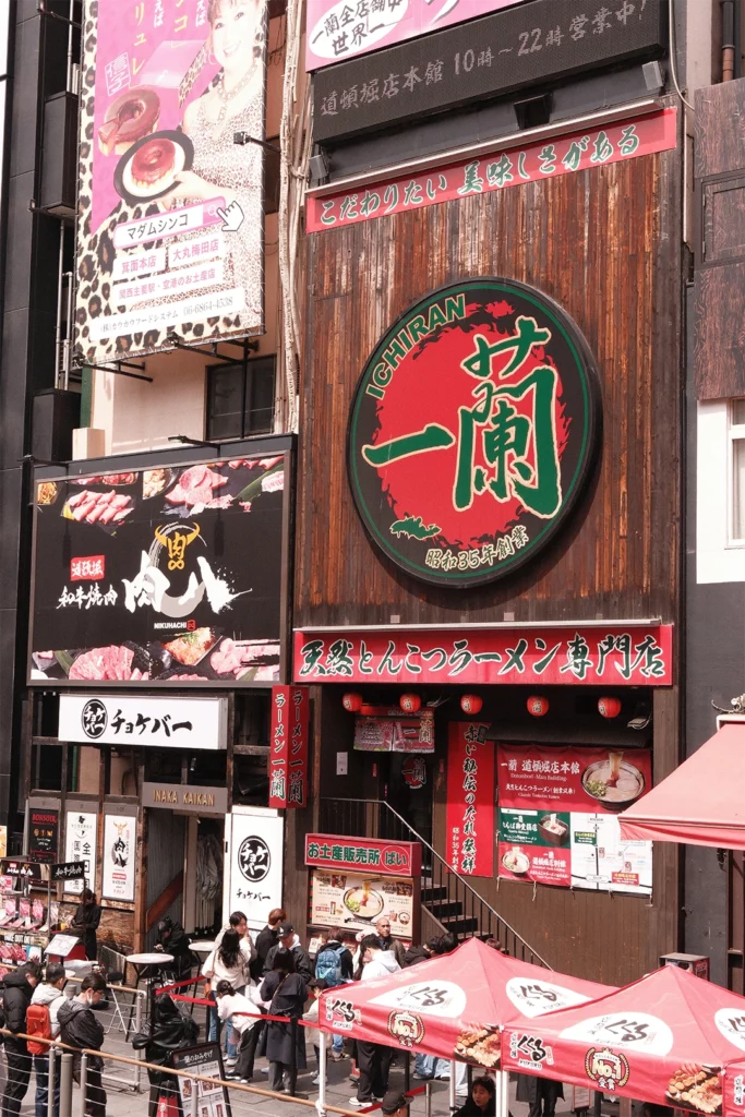 Gevel van Ichiran Ramen in Dotonbori in Osaka