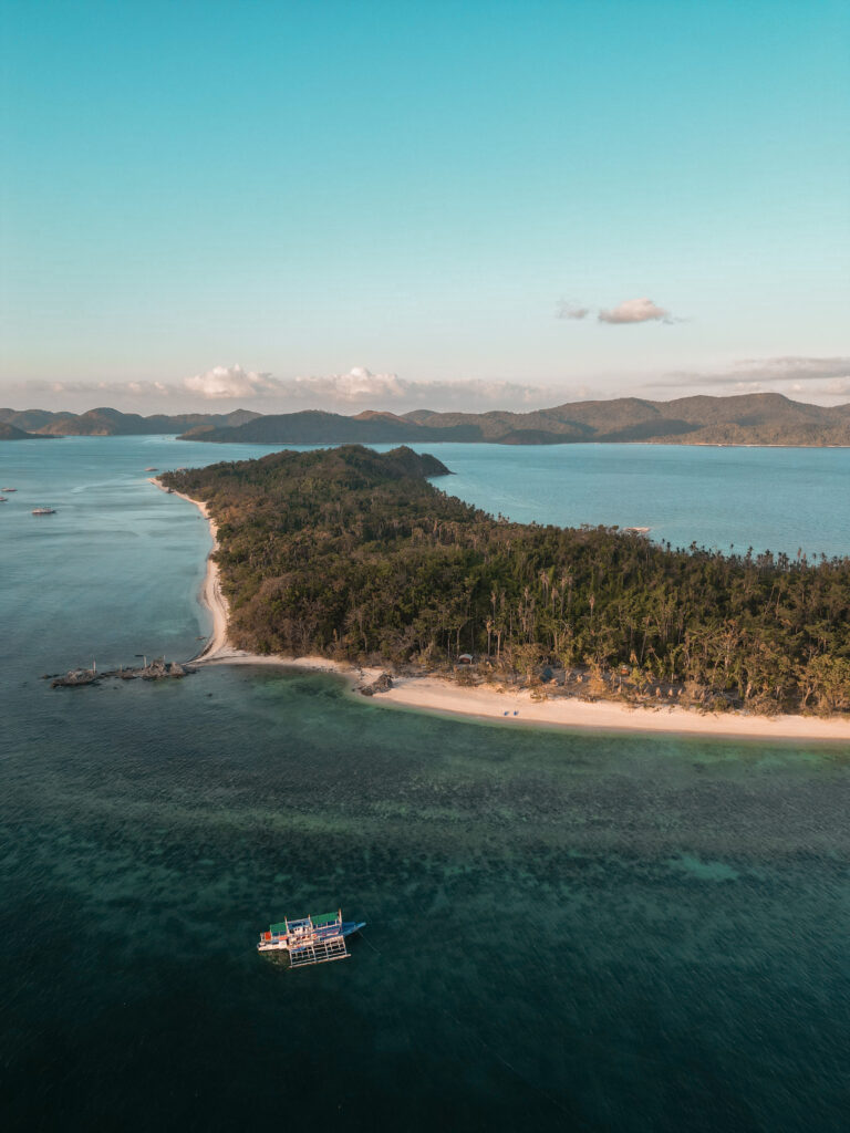 Dronebeeld van een met palmbomen begroeid eiland in de Filipijnen
