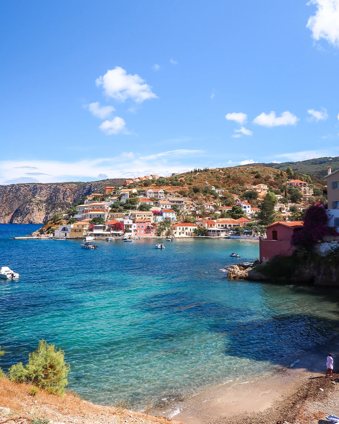 Huizen rond de turquoise baai van Assos op Kefalonia