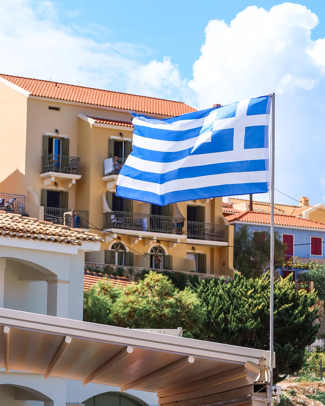 Griekse vlag bij een terras in Assos op Kefalonia
