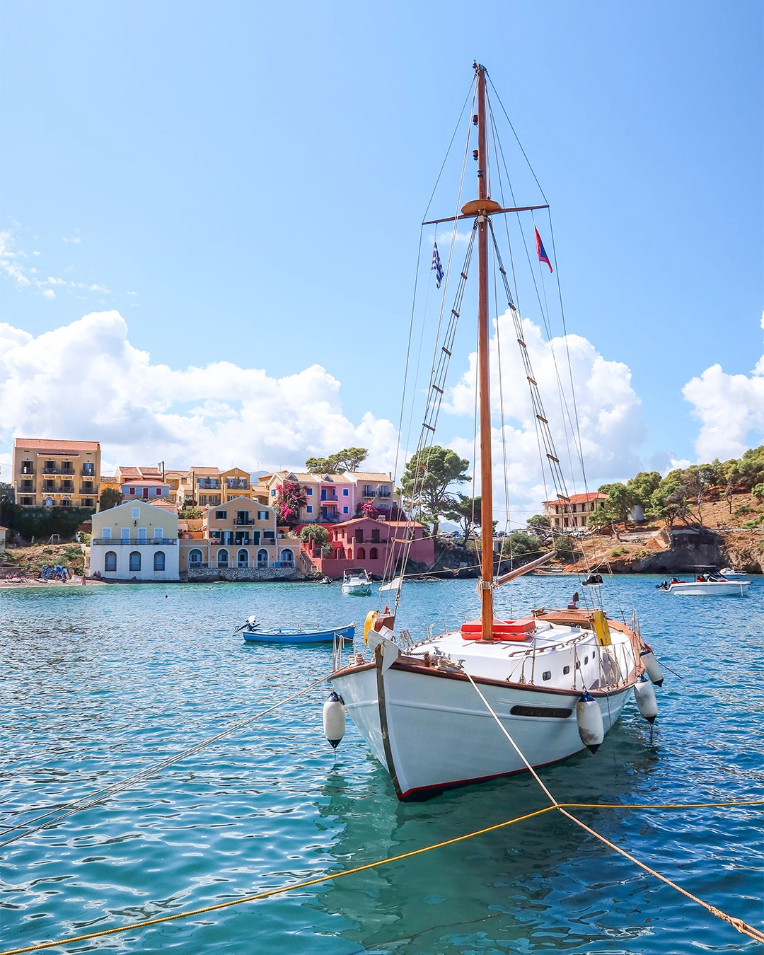 Zeilboot in de baai van Assos op Kefalonia