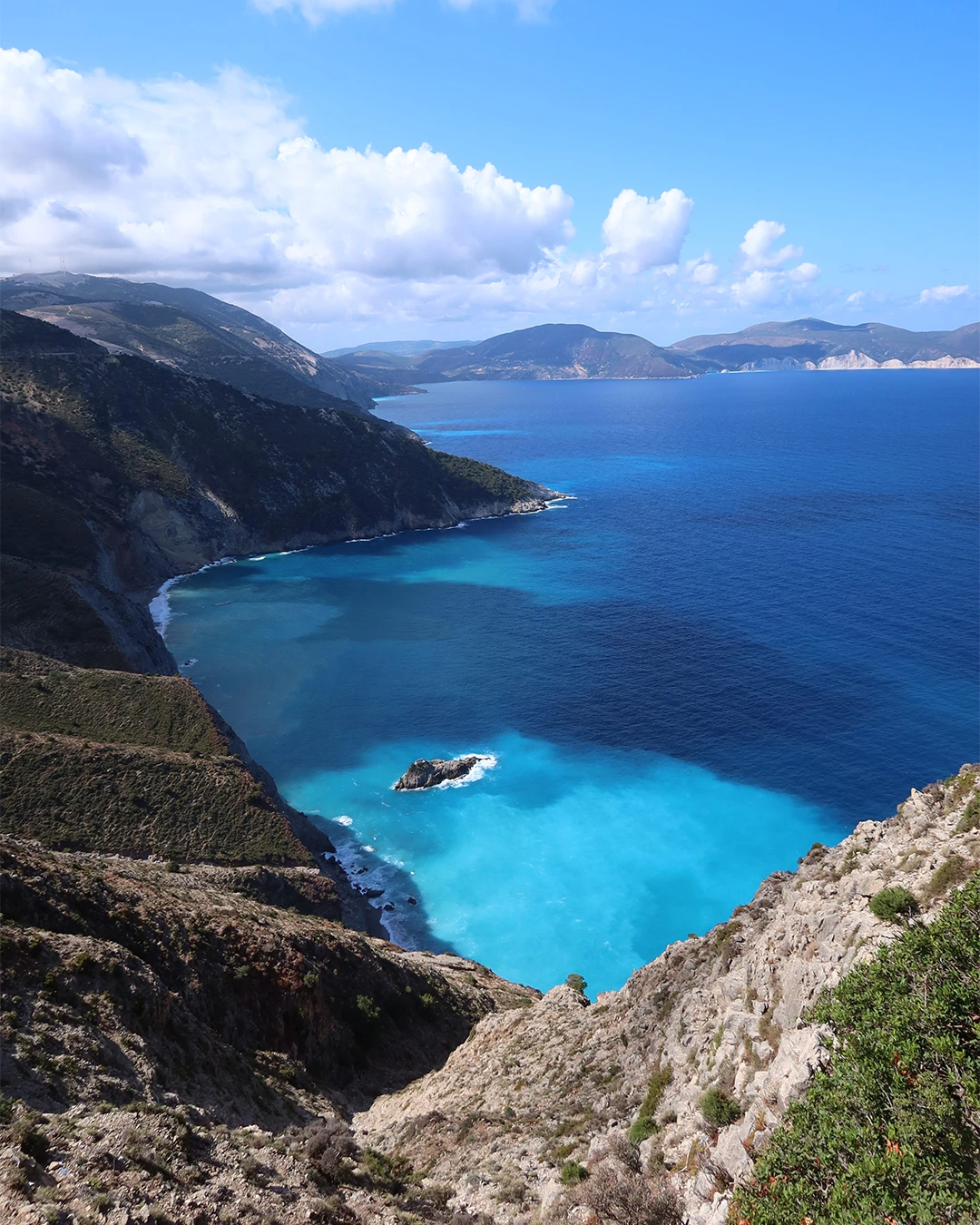 Uitzicht vanaf de kustweg op baaien en bergen op Kefalonia
