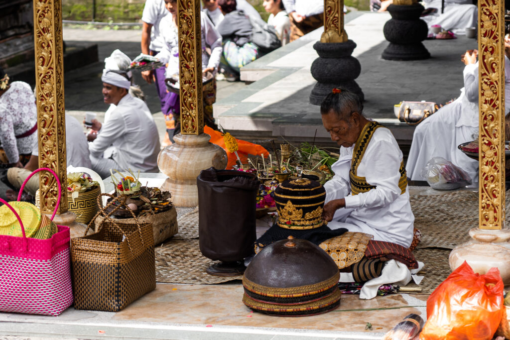 Offerandes en bezoekers bij de Tirta Empul-tempel op Bali