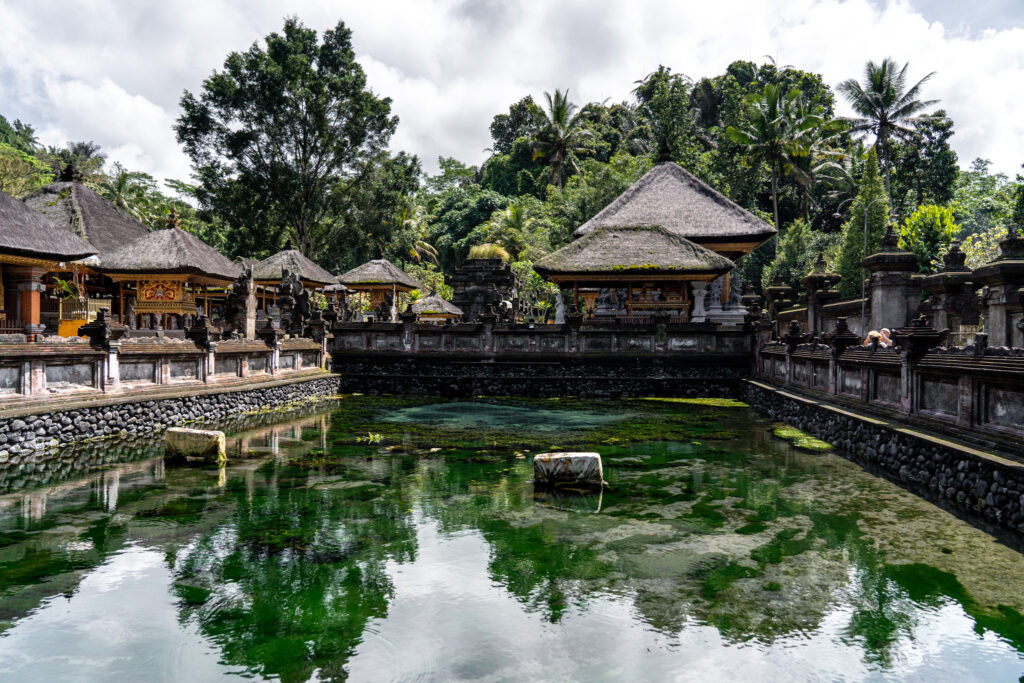Vijver en tempelgebouwen van Tirta Empul op Bali