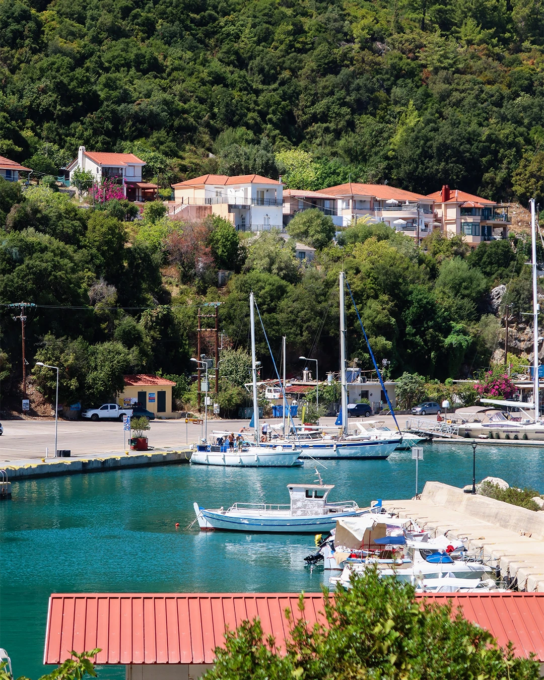 Zeilboten in de haven van Fiskardo op Kefalonia