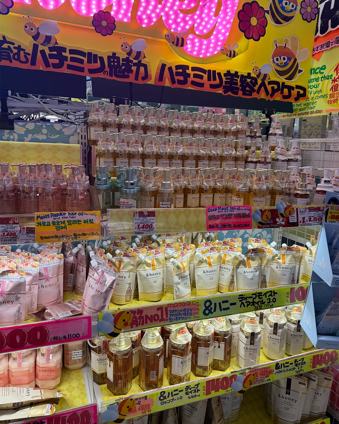 Schappen vol Japanse snacks bij Don Quijote in Osaka